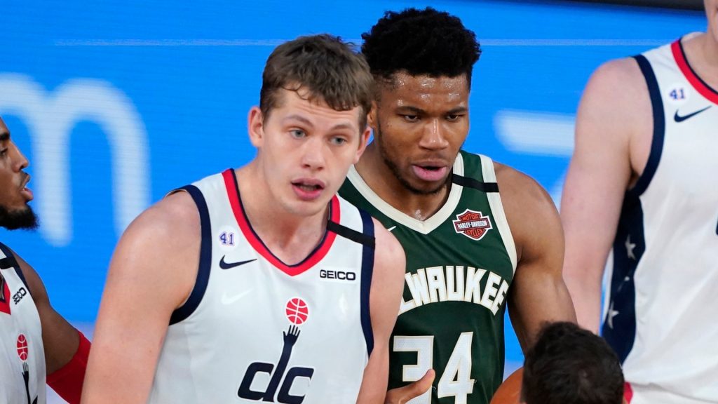 Antetokounmpo ejected for head-butting opponent